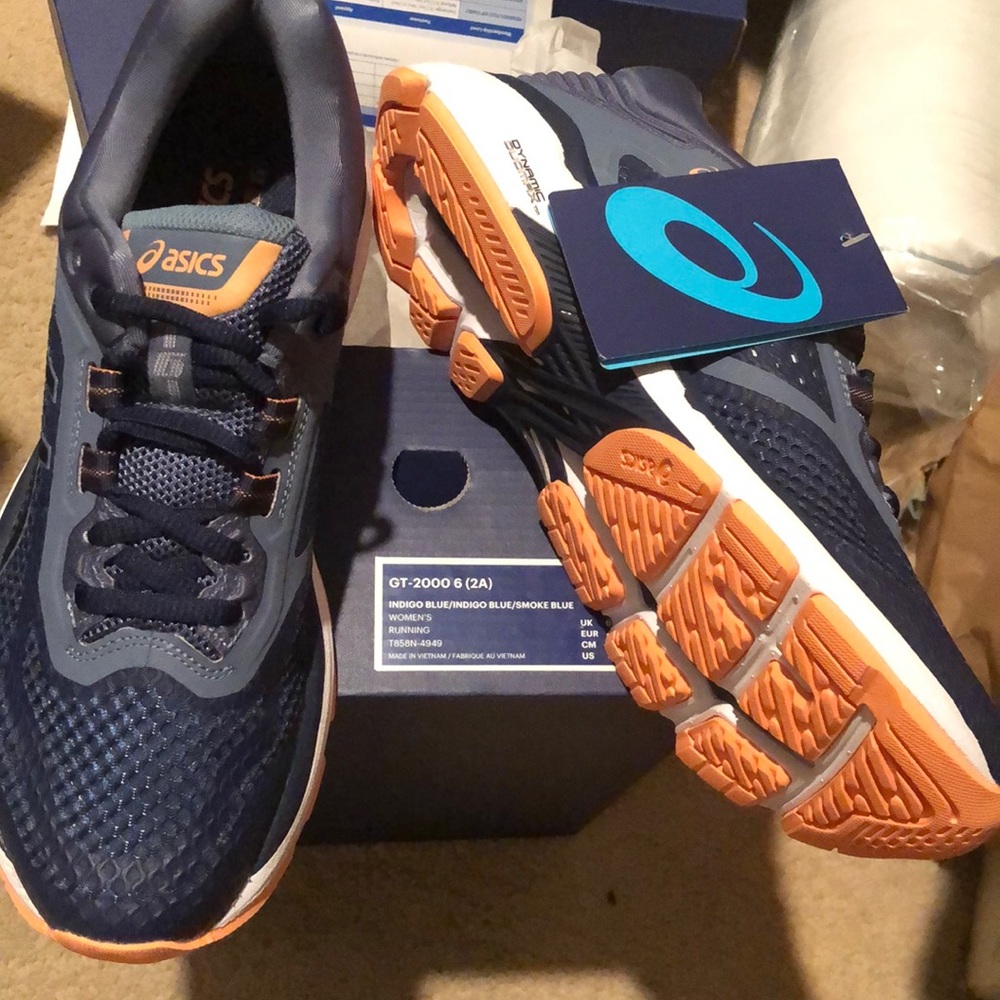 women’s running shoes: ASICS GT-2000